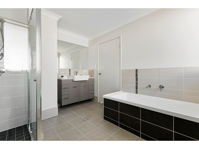 73 HUTTON Avenue, Wynnum QLD 4178