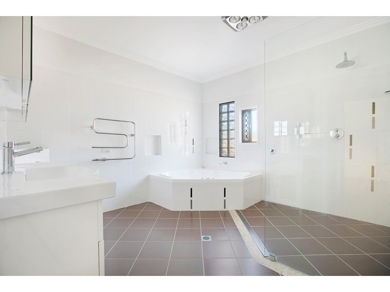 1 Bonniebrae Street, Wynnum West QLD 4178