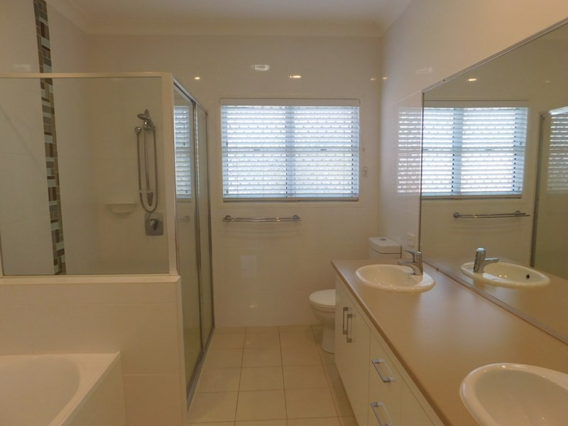 15 Roseberry Parade, Wynnum West QLD 4178