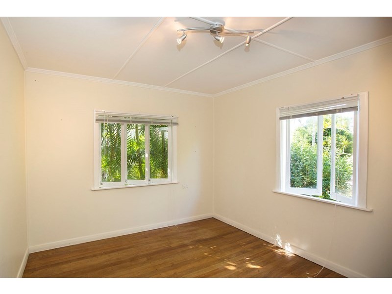36 Montrose Parade, Wynnum West QLD 4178