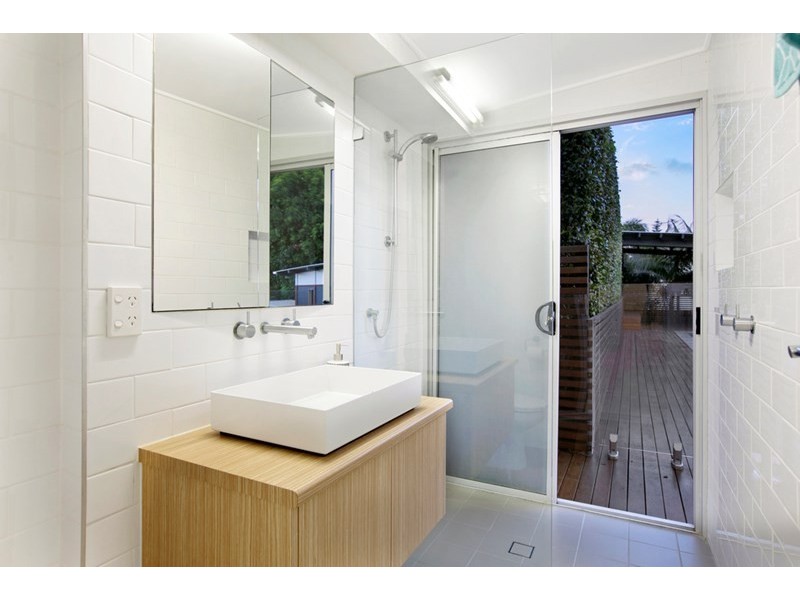 24 Stewart Parade, Manly QLD 4179