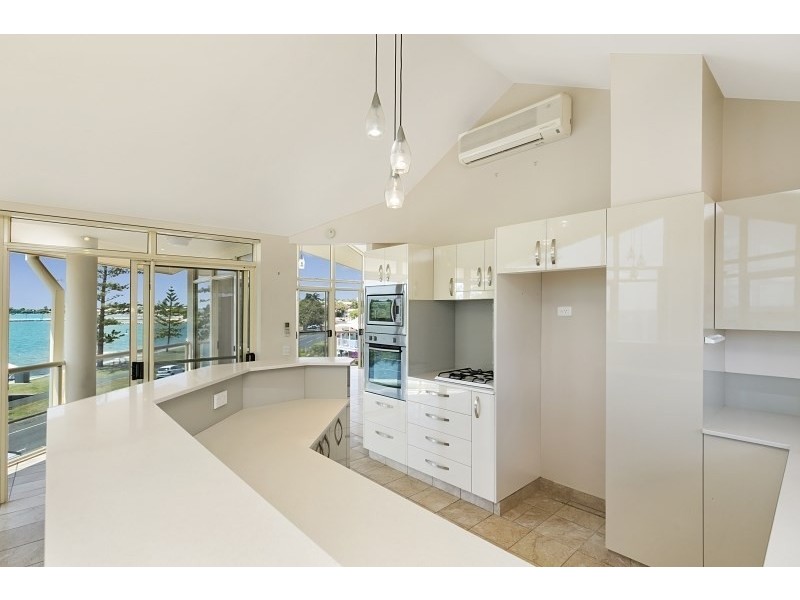 1/65 Waterloo Esplanade, Wynnum QLD 4178
