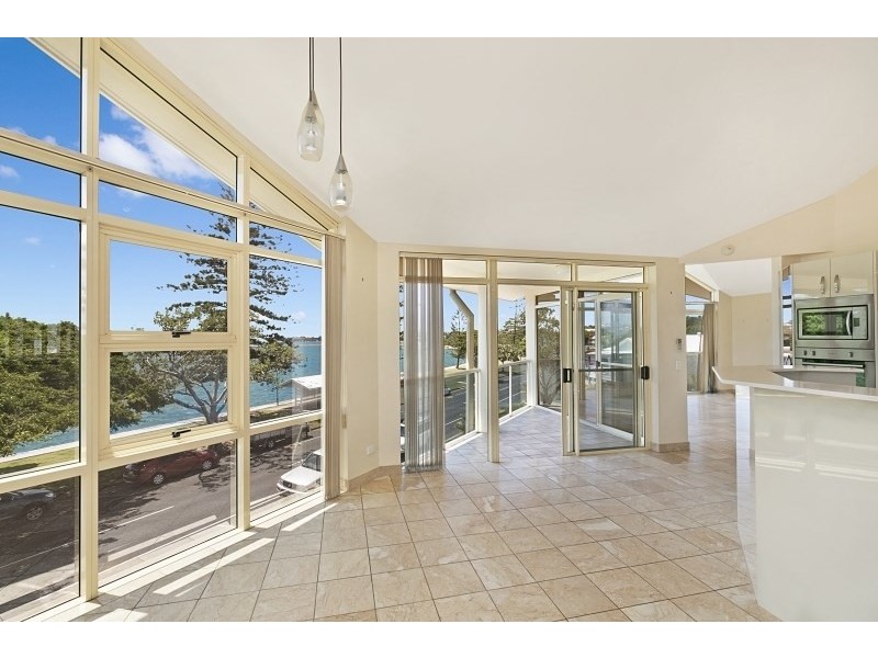 1/65 Waterloo Esplanade, Wynnum QLD 4178