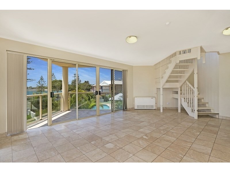 1/65 Waterloo Esplanade, Wynnum QLD 4178