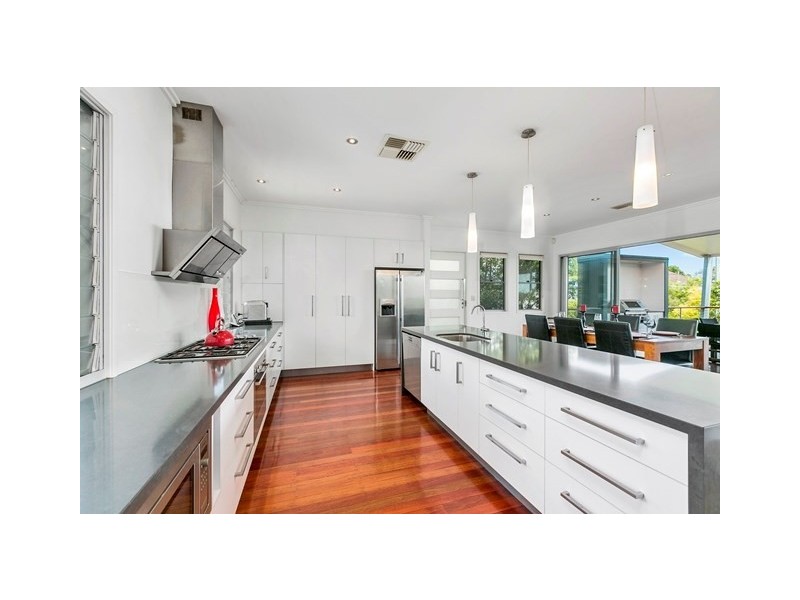 27 Roseneath Parade, Wynnum West QLD 4178