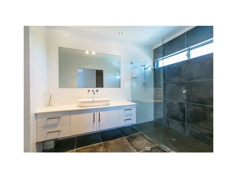 27 Roseneath Parade, Wynnum West QLD 4178