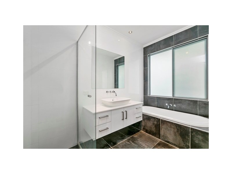 27 Roseneath Parade, Wynnum West QLD 4178