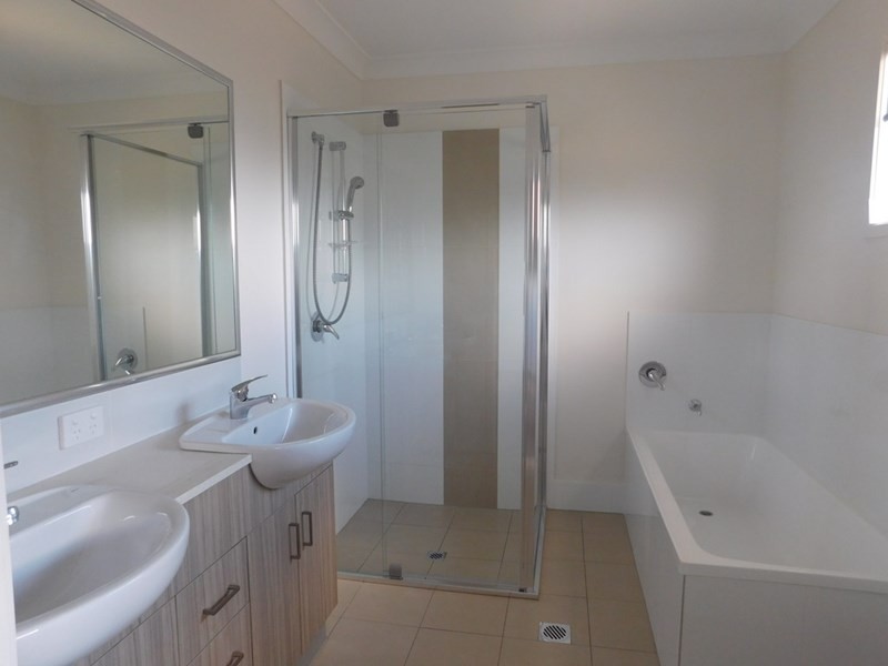 1/8 Oasis Close, Manly West QLD 4179