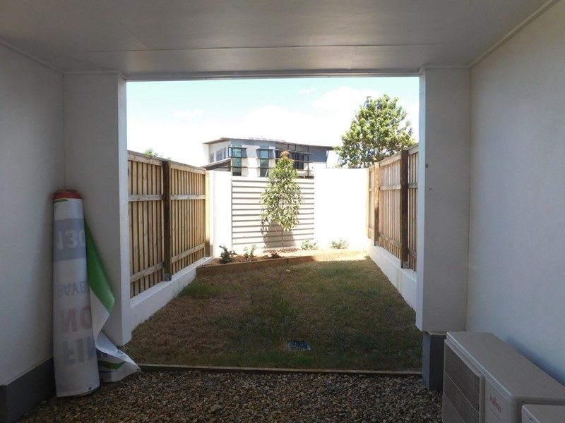 1/8 Oasis Close, Manly West QLD 4179