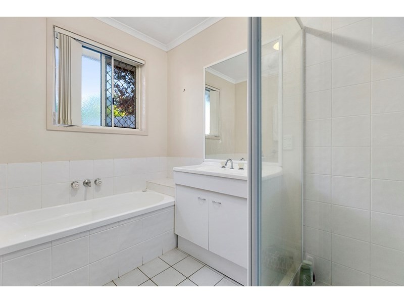 33 Hutton Avenue, Wynnum QLD 4178