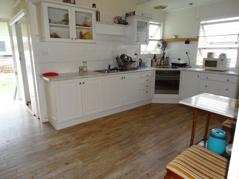 8 Emsworth Street, Wynnum QLD 4178