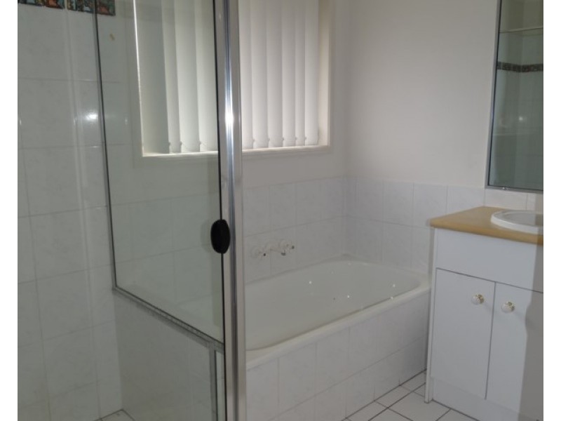 35 Pinewood Street, Wynnum West QLD 4178