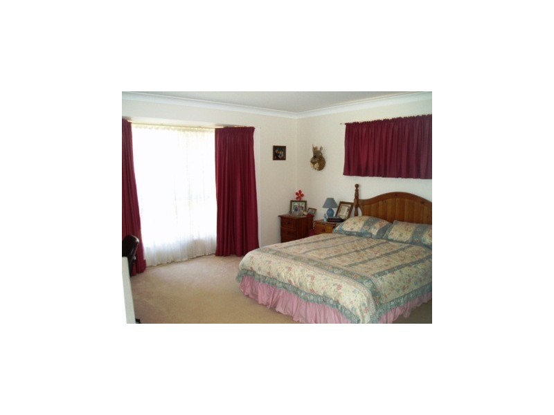 64 Miles Crescent, Manly West QLD 4179