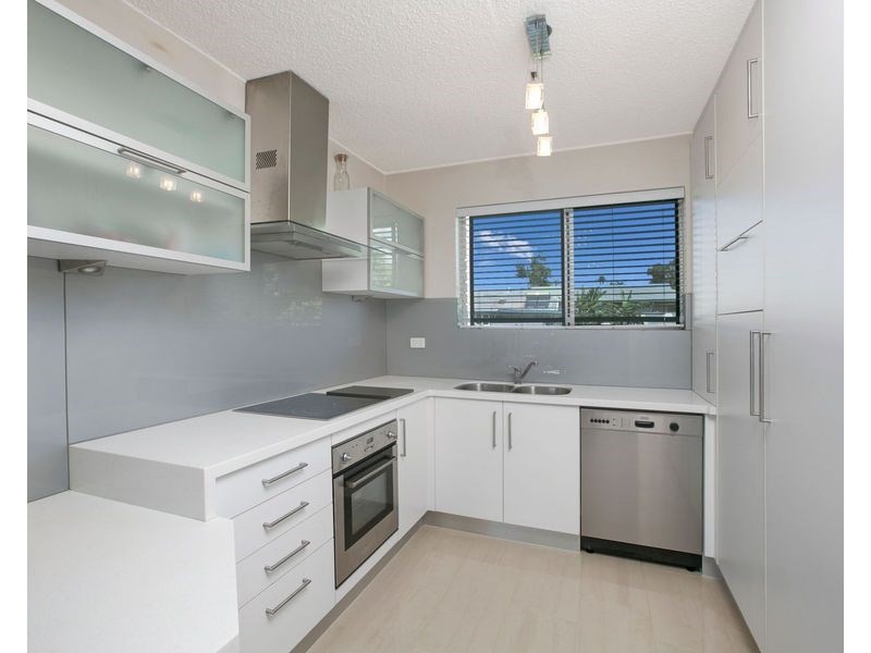 2/15 Charlotte Street, Wynnum QLD 4178