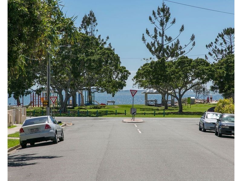 2/15 Charlotte Street, Wynnum QLD 4178