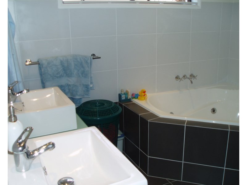 1 Sunstone Street, Manly West QLD 4179