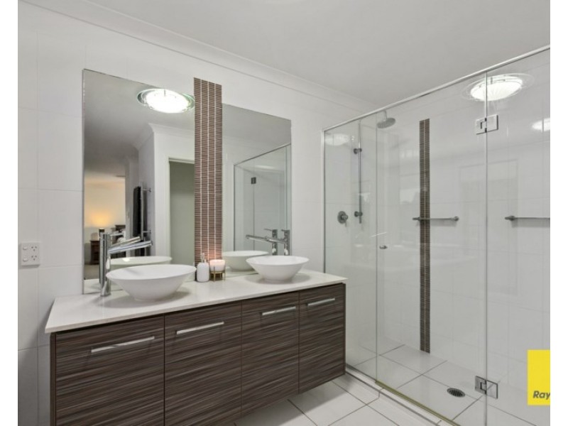 27 Brookside Place, Lota QLD 4179