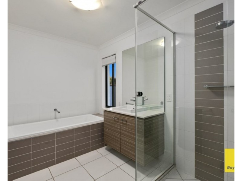 27 Brookside Place, Lota QLD 4179