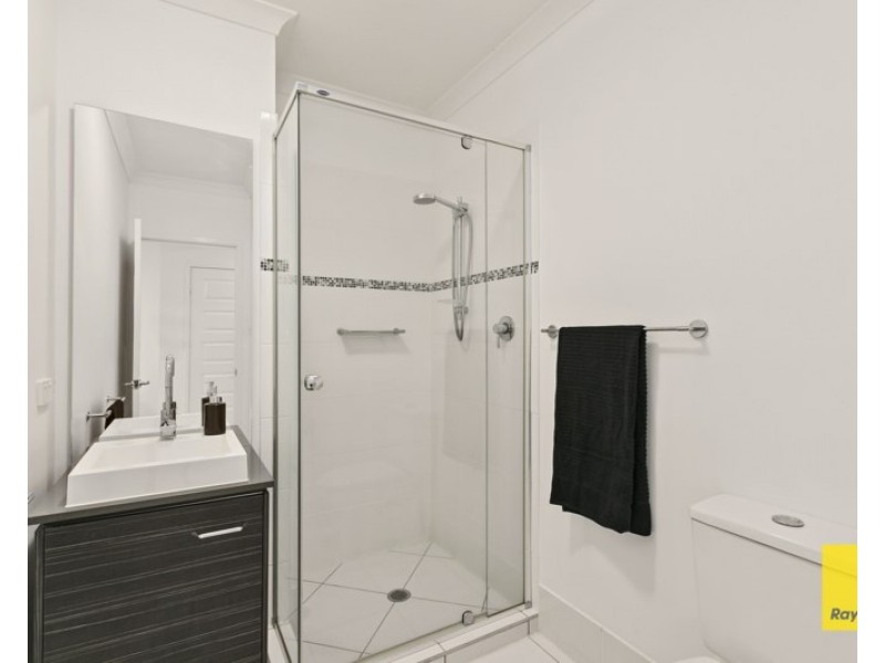 27 Brookside Place, Lota QLD 4179