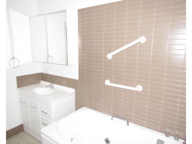 783 Esplanade, Lota QLD 4179