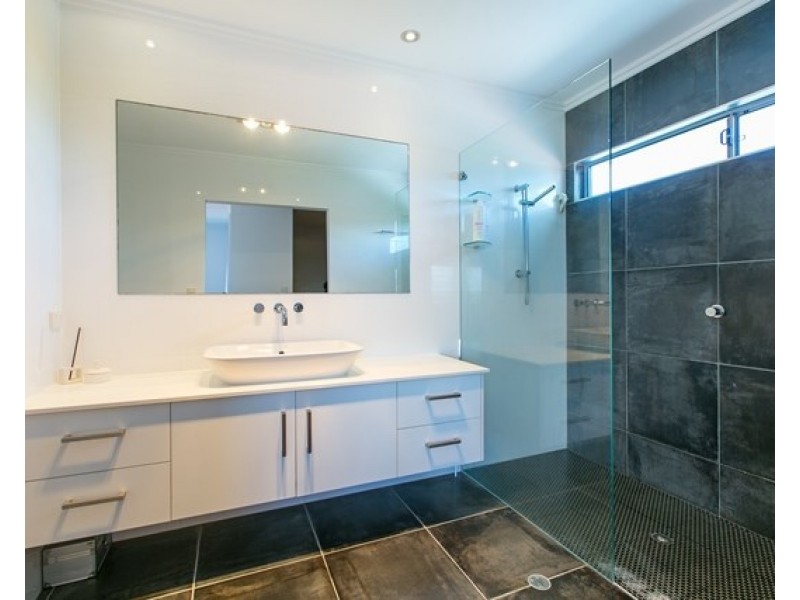 27 Roseneath Parade, Wynnum West QLD 4178