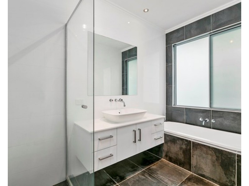 27 Roseneath Parade, Wynnum West QLD 4178