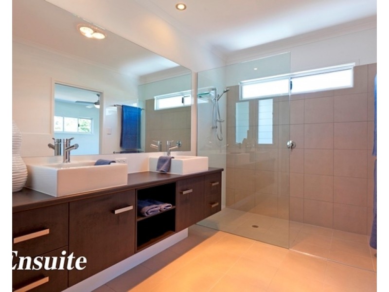 35 Seabreeze Road, Manly West QLD 4179