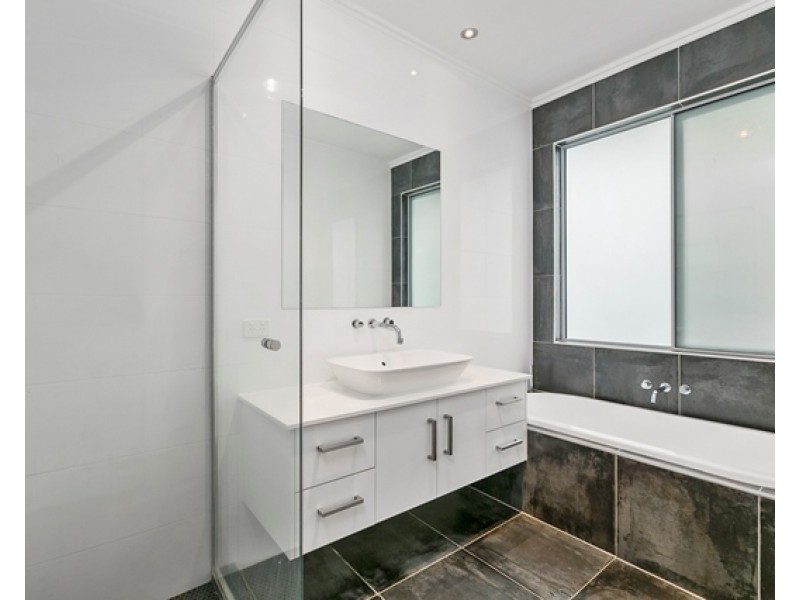 27 Roseneath Parade, Wynnum West QLD 4178