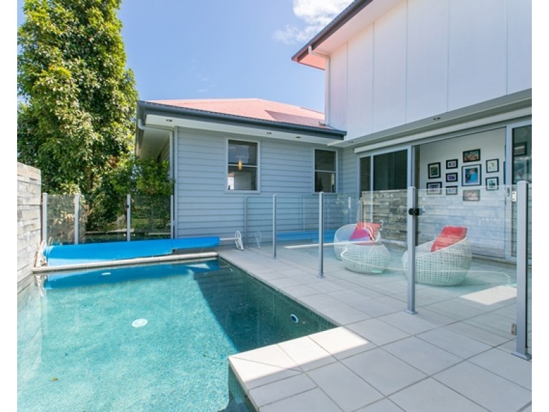 27 Roseneath Parade, Wynnum West QLD 4178