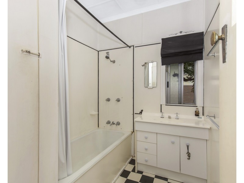 71 Stradbroke Avenue, Wynnum QLD 4178