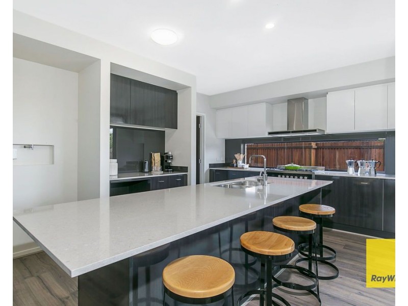 16 Majestic Crescent, Hemmant QLD 4174