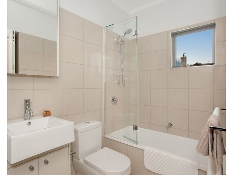 1/52 Yamboyna Street, Manly QLD 4179