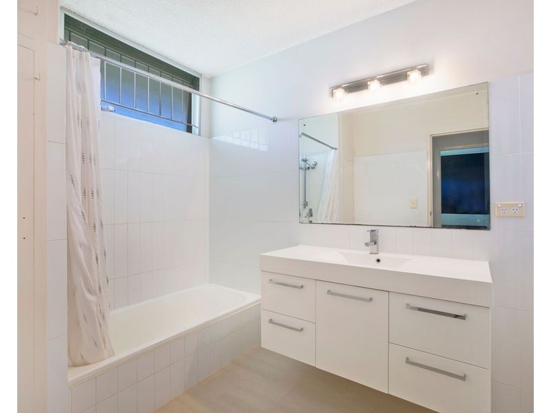 2/15 Charlotte Street, Wynnum QLD 4178