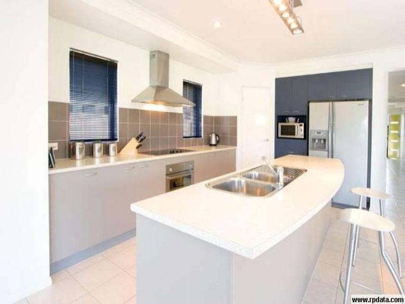 15 Fennessy Close, Wakerley QLD 4154