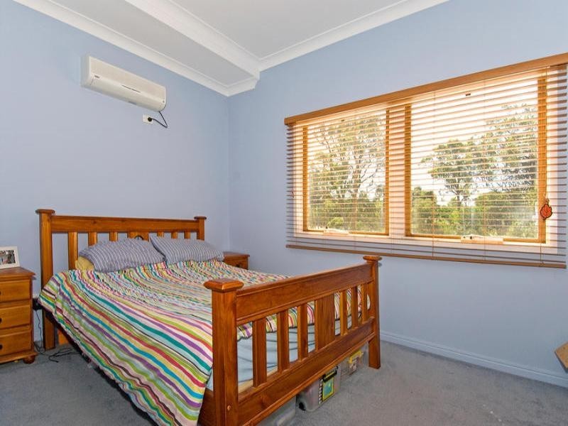 27 Ian Street, Lota QLD 4179