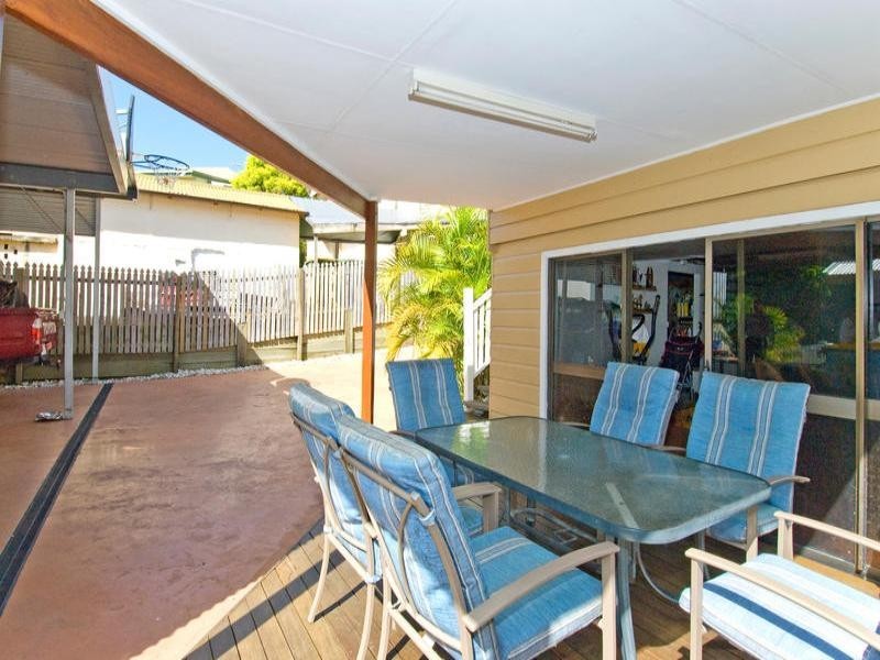27 Ian Street, Lota QLD 4179