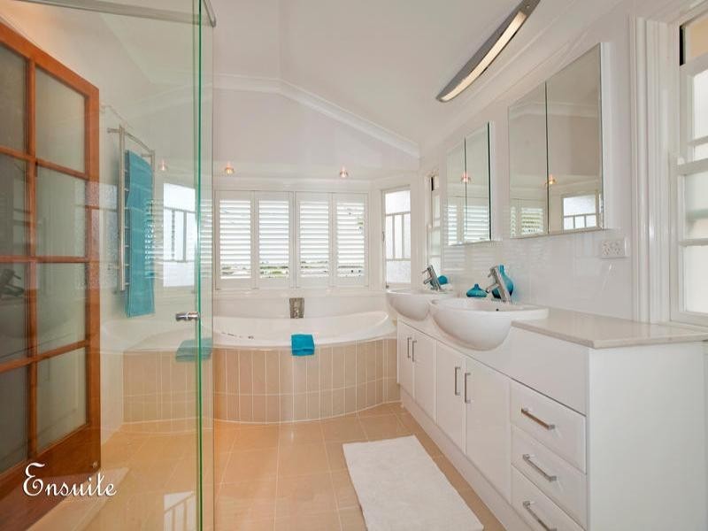 38 Gordon Parade, Manly QLD 4179