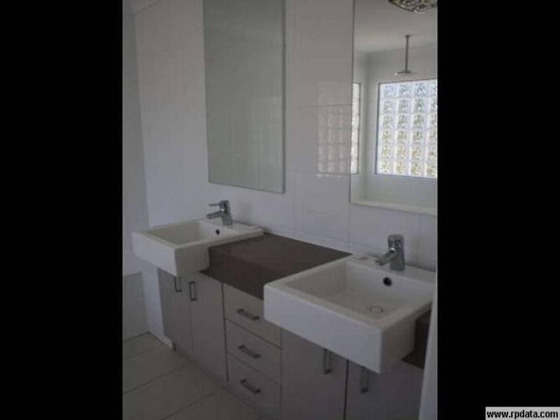 8 Glider Close, Wakerley QLD 4154