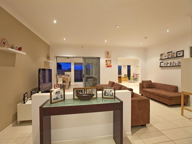 4 Nursery Place, Wakerley QLD 4154