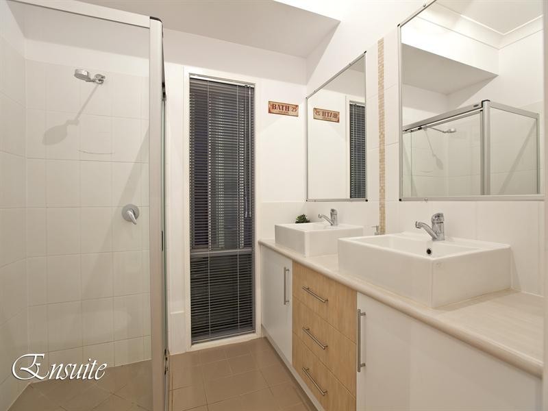 4 Nursery Place, Wakerley QLD 4154