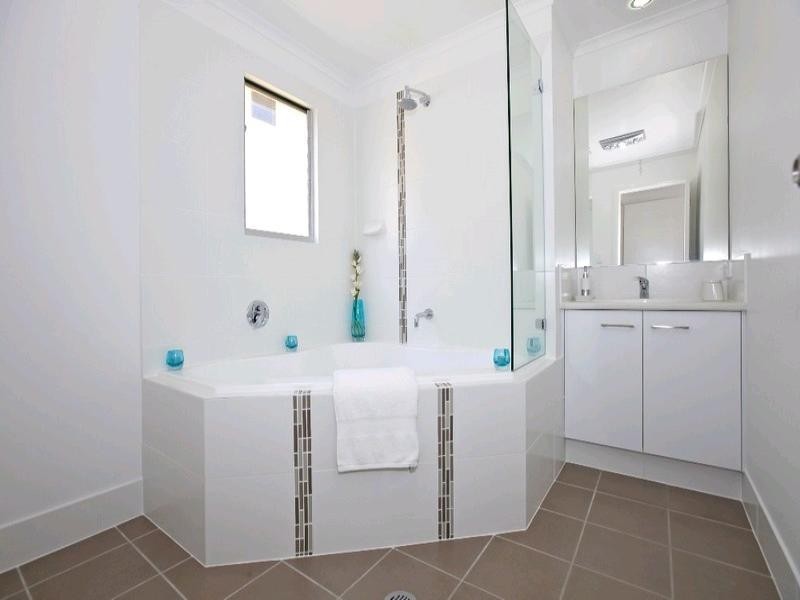 102 Gordon Parade, Manly QLD 4179