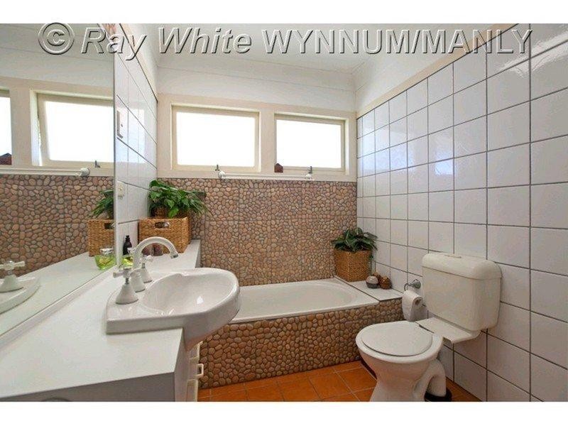 8 Glenshiel Street, Wynnum West QLD 4178