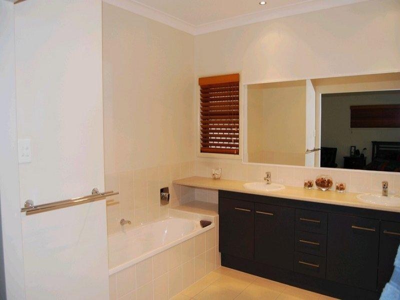 27 Davidson Street, Wynnum QLD 4178