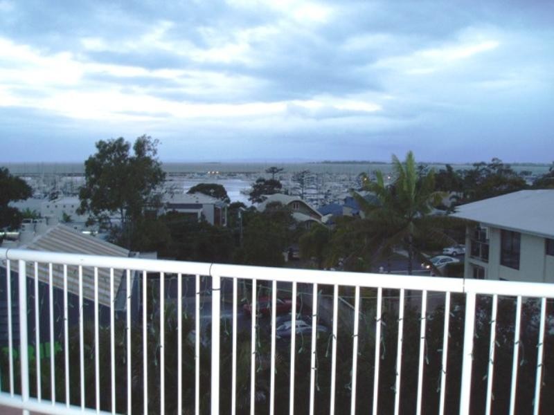 2/35 Benalla Street, Manly QLD 4179