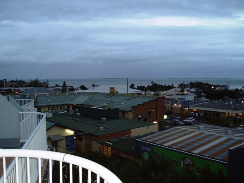 2/35 Benalla Street, Manly QLD 4179