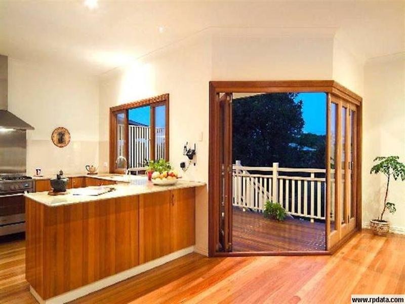 18 Pine Street, Wynnum QLD 4178