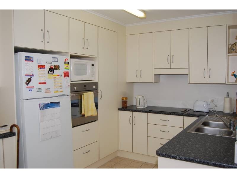 2 Suzanne Street, Wynnum West QLD 4178