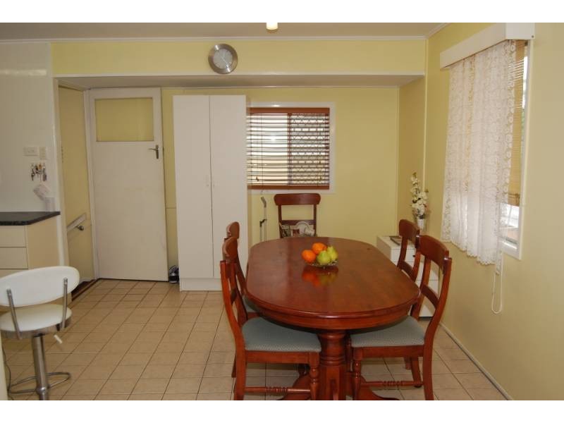 2 Suzanne Street, Wynnum West QLD 4178