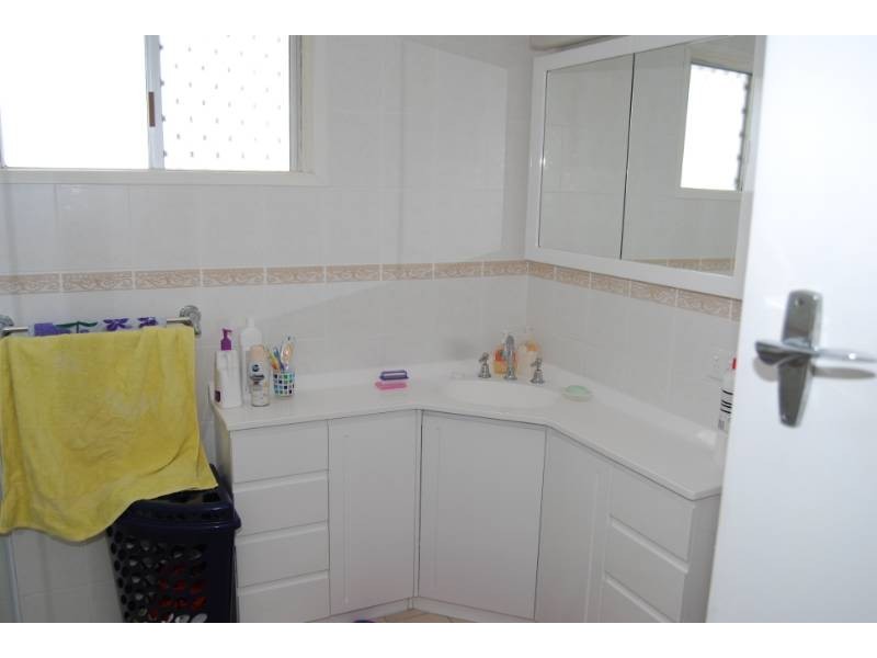 2 Suzanne Street, Wynnum West QLD 4178