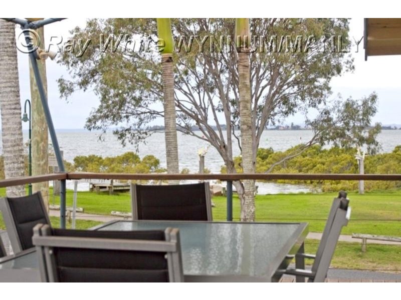 725 Esplanade, Lota QLD 4179